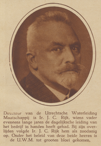 99337 Portret van J.C. Rijk Pzn. (1881-1957), directeur van de Utrechtsche Waterleidingmaatschappij (U.W.M.), bij het ...